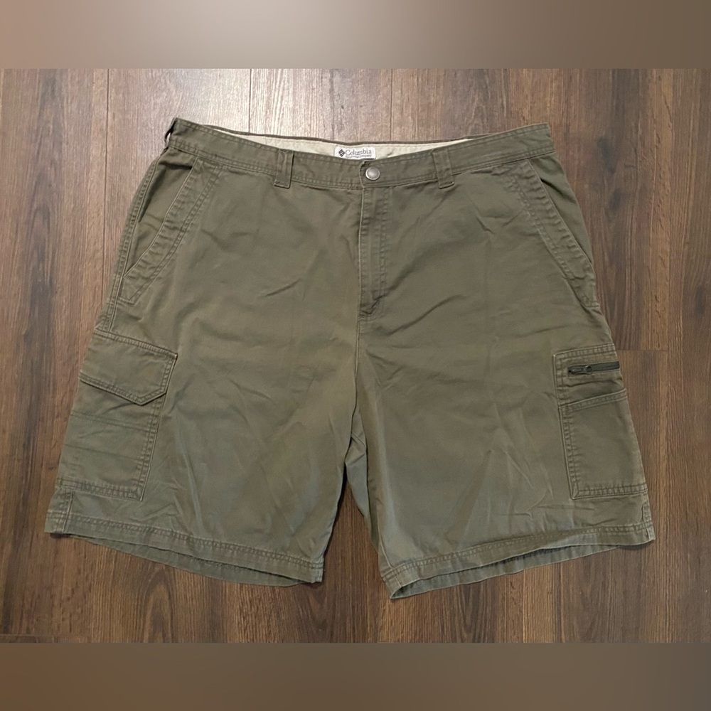 Men’s Columbia Sportswear Olive Green Cargo Shorts 42